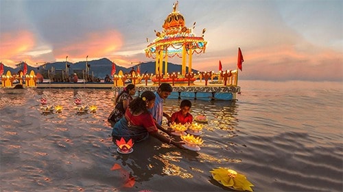 Magha Purnima é considerada muito sagrada no Hinduísmo. Banhar-se em rios sagrados durante este mês é altamente auspicioso. Magha Purnima, popularmente conhecido como Maghi Purnima, é o último e mais importante dia de Magha Mahina.