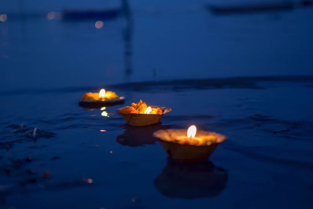 Acredita-se que todo trabalho de caridade realizado nesse período frutifica facilmente, por isso as pessoas oferecem itens essenciais, alimentos ou roupas aos necessitados de acordo com sua capacidade. É também o último dia de Kalpawas, o campo de austeridade de um mês montado na margem do rio Ganga, em Prayag.