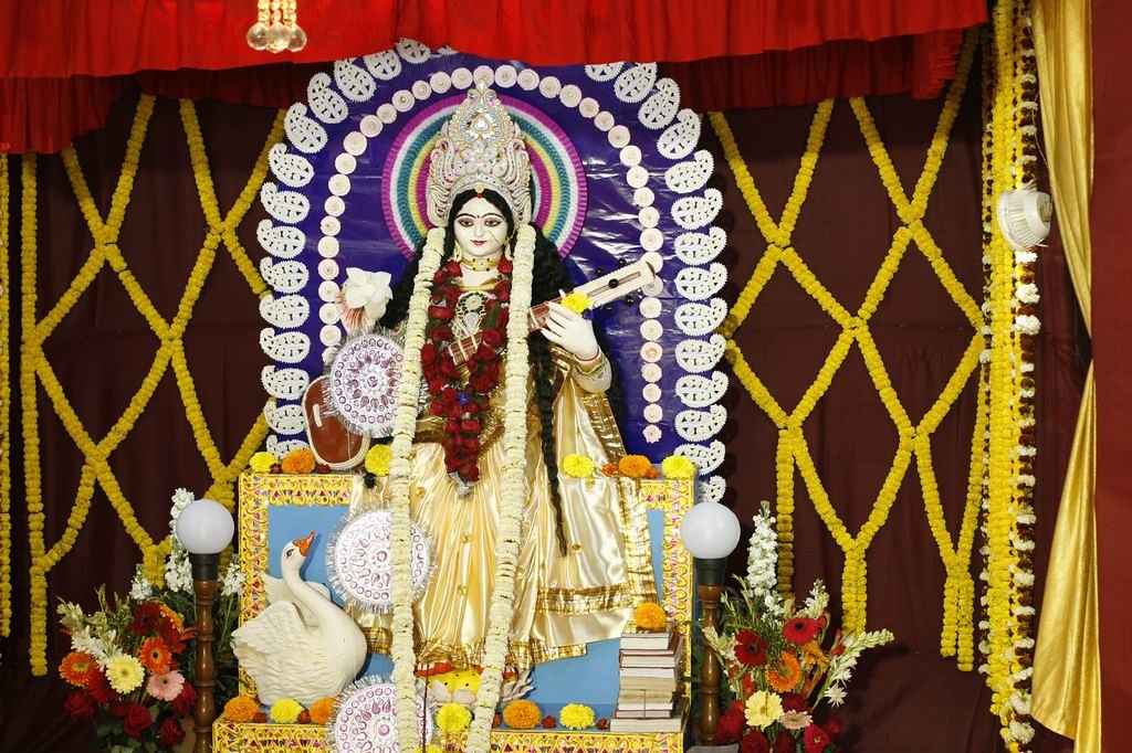 Stories, Songs, and Nature Walks for Cultural Learning Parents can also share stories, songs, or bhajans related to Goddess Saraswati. Soft music helps children feel calm and connected. Short nature walks to observe flowers and birds can also be included. These moments teach children to notice change in seasons. Such simple cultural exposure builds focus, listening skills, and curiosity without feeling like a lesson.