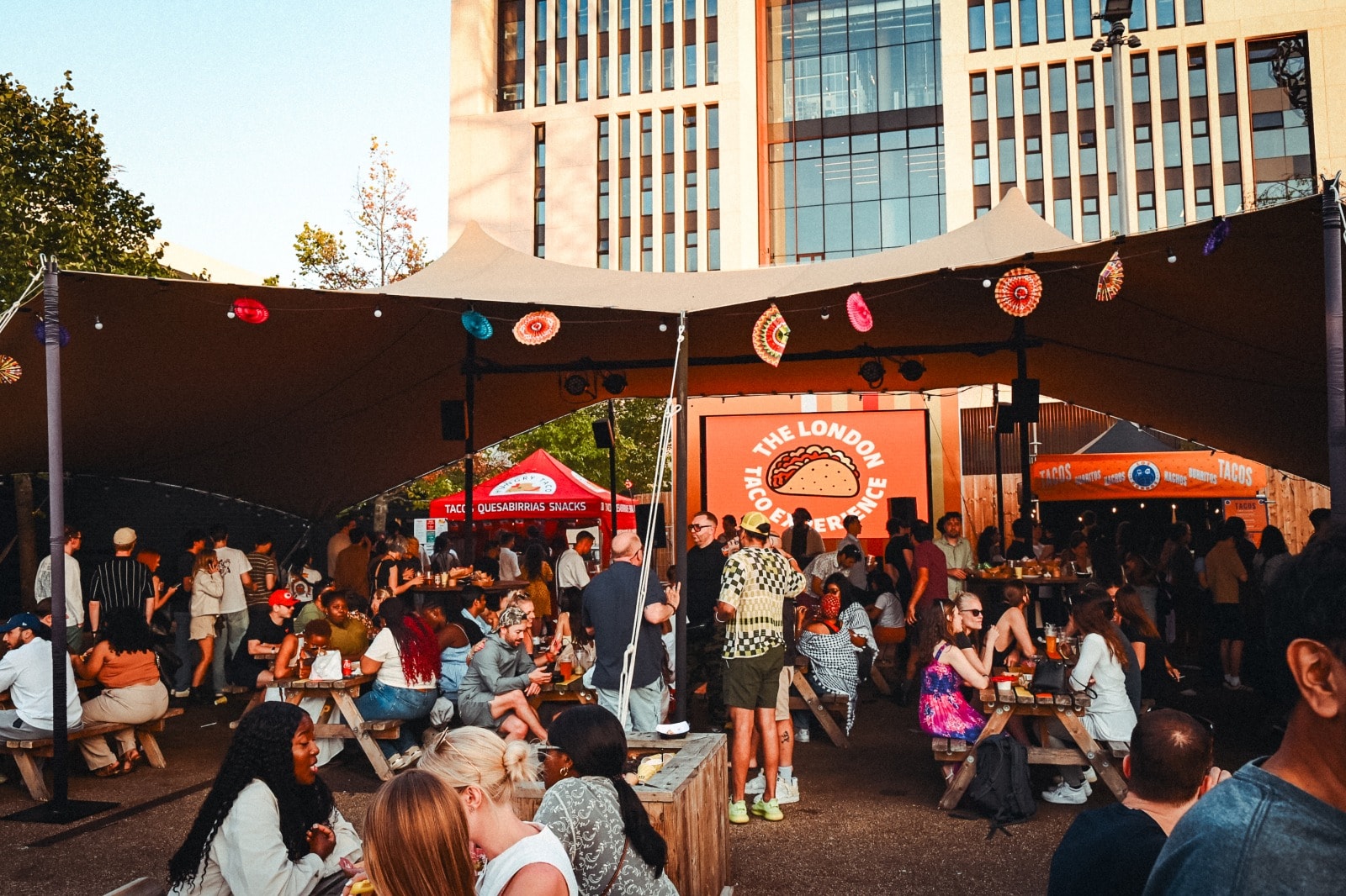 East London adds another layer to the experience. Broadway Market draws large crowds every weekend with more than a hundred stalls. Visitors can sample inventive tacos, Asian fusion dishes and handmade desserts in one afternoon. A short walk away, Maltby Street Market offers a quieter but equally rich experience. Tucked under railway arches, it specialises in local favourites and small-batch producers. 