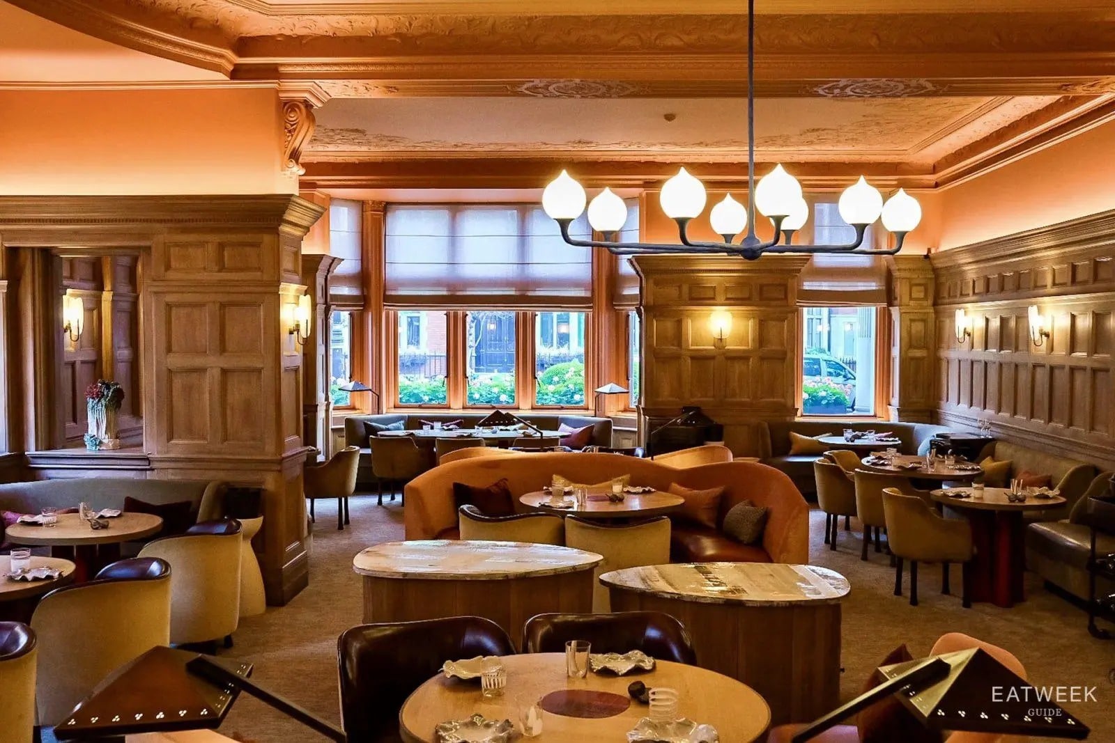 Among the most celebrated names are three-Michelin-starred restaurants like Hélène Darroze at The Connaught, Core and The Ledbury. These establishments are known for refined tasting menus and meticulous presentation. Despite their prestige, many aim to keep flavours familiar and comforting. That balance between innovation and tradition defines London’s fine dining appeal. It is luxury without intimidation. 