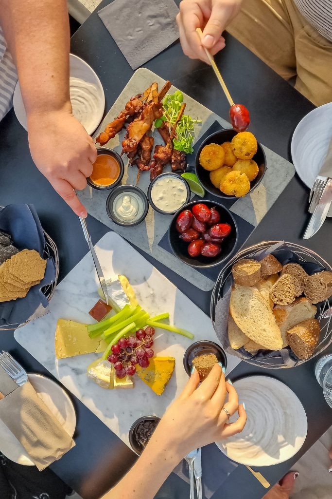 Timing your visit can enhance the experience. The best months to explore London’s food scene are May to September, when the weather is pleasant. Outdoor markets, food festivals and pop-ups take over public spaces. December also draws visitors with festive markets and seasonal treats. Cold weather doesn’t slow London’s appetite. 