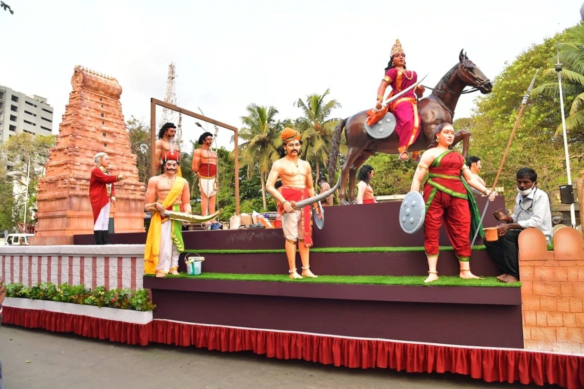 In 2014, a total of 18 tableaux including five from Union Ministries/Departments took part in the Republic Day Parade. Out of these, West Bengal bagged the best tableau honour. It depicted the popular Purulia Chhau Dance. Tamil Nadu's tableu on Pongal festival was adjudged the second best, followed by Assam's tableau on the third position. It was based on the contribution of folk singer, composer and writer Dr Bhupen Hazarika to Assam’s folk culture. in the Services category, Territorial Army (Sikh LI) was named the best marching contingent during the Republic Day Parade in 2014.