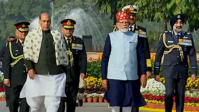PM Modi visited the National War Memorial wearing a red-coloured tie-dye pagdi with gold motifs that resembled Rajasthani print. (PTI)