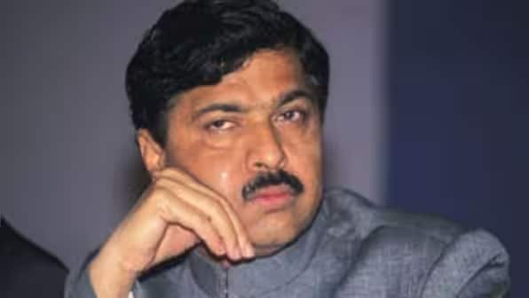 BJP leader Pramod Mahajan was killed by his brother, Pravin, in 2006. On a quiet April morning, Pravin entered his brother’s home and shot him. Gopinath Munde, another prominent BJP politician and Pramod Mahajan’s brother-in-law, died in a car crash in 2014, just days after being appointed the Union Rural Development Minister by PM Modi. Vilasrao Deshmukh, the former Chief Minister of Maharashtra, died after a long illness in 2012.