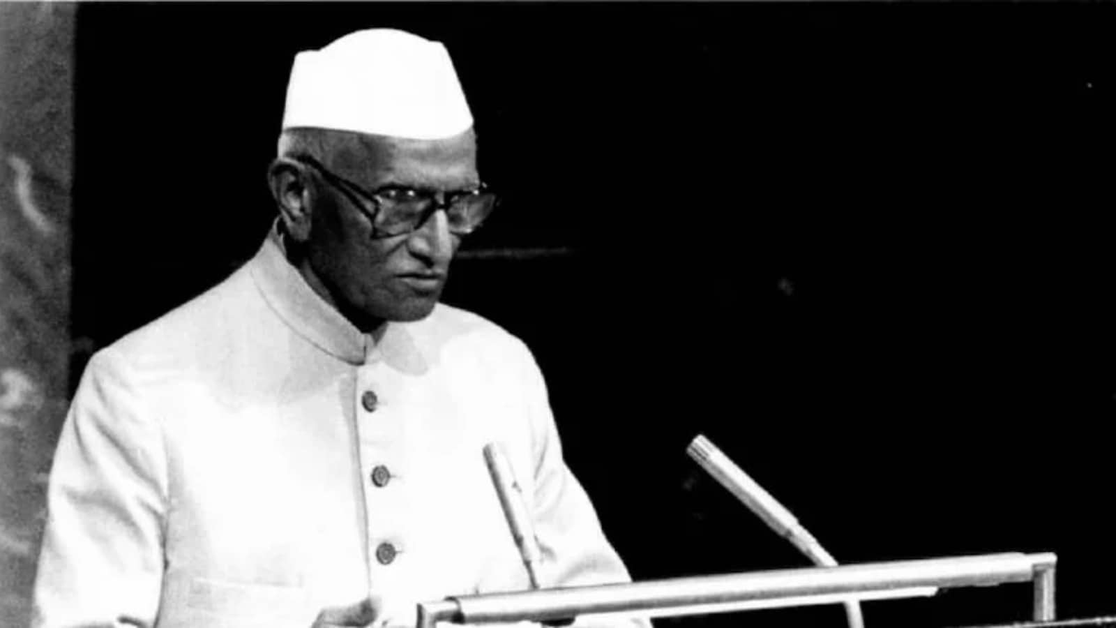 Morarji Desai holds a rare record of presenting the Union Budget ten times and his clothing stayed rooted in his personal beliefs. A strong follower of Gandhian values, he stayed away from flashy dressing. He usually wore a simple kurta-pyjama with a Nehru jacket during Budget presentations. One striking detail was his Gandhi cap which very few Finance Ministers have worn inside Parliament.