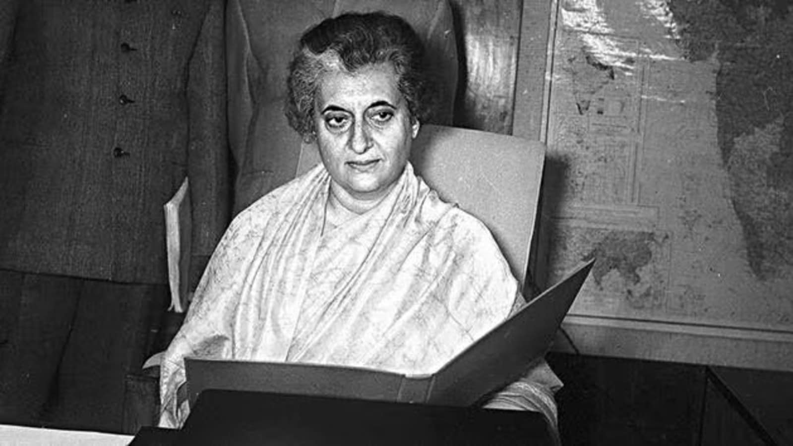 Indira Gandhi made history by becoming India’s first woman Finance Minister while also serving as Prime Minister. She presented the Union Budget between July 1969 and June 1970. She wore a simple saree paired with a grey shawl. The saree was usually handloom which was elegant and without heavy design. She often covered her head with the pallu to keep her appearance understated.