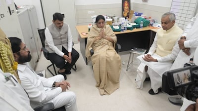 A photograph of the condolence meeting has been widely shared on social media, showing all three leaders seated with Sunetra Pawar inside an office.
