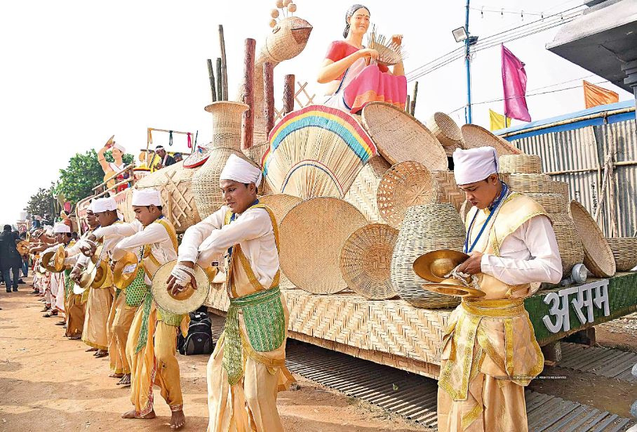  It was iconic for its focus on the Bhortal dance and the state’s bamboo and cane craftsmanship. The rhythmic clashing of cymbals by the performers on the float created a unique auditory experience. 
