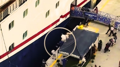 The moment brought tears to the eyes of many who witnessed it. (Photo: Instagram/ewnews)