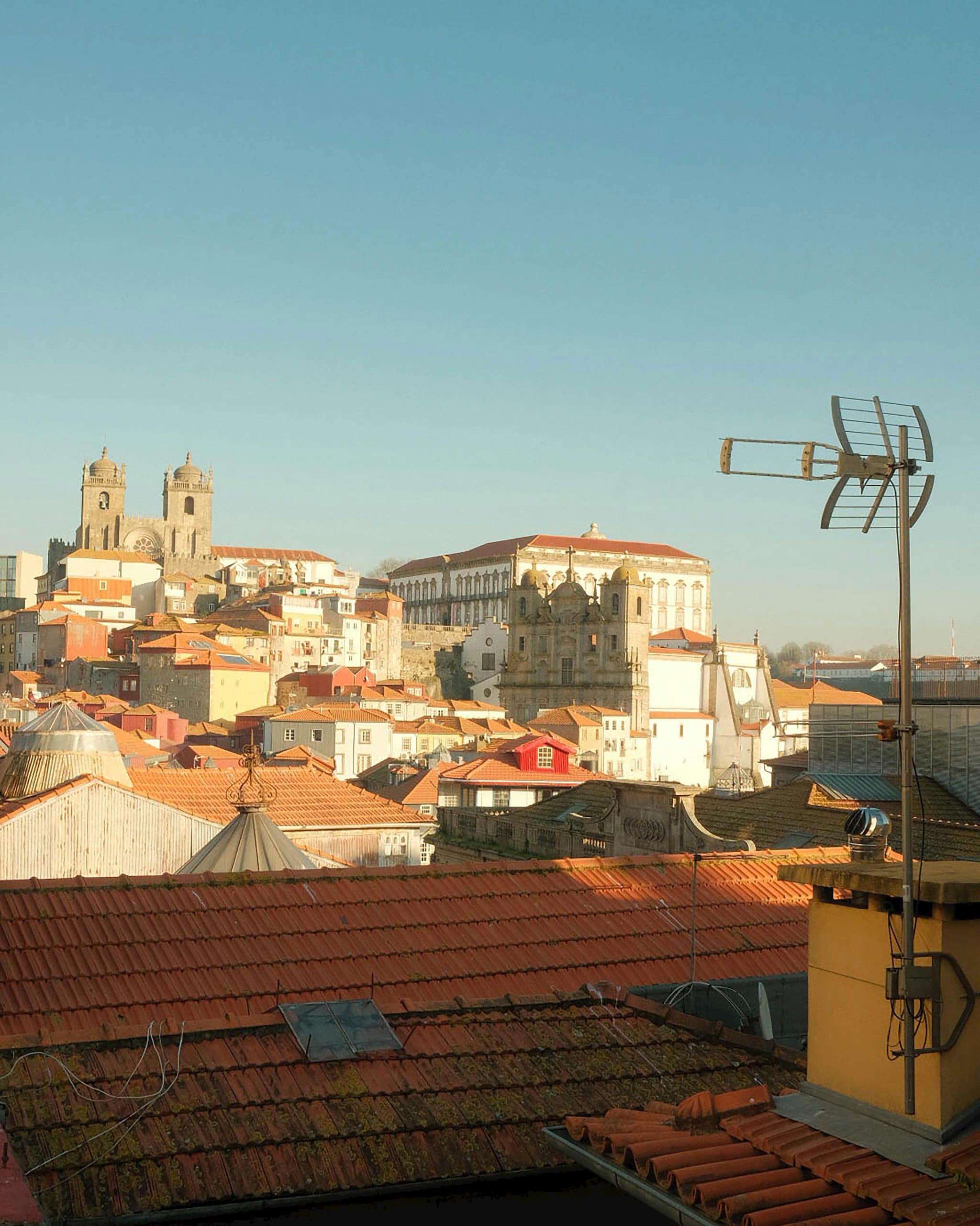  Porto-Novo is Benin’s official capital, chosen for its historical and symbolic importance. In practice, however, most of the country’s power lies in Cotonou, the largest city, which hosts the President’s office, ministries, embassies, and the busiest port.