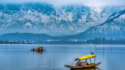 Winter is the perfect season to visit these lakes, offering serene surroundings, crisp air, and breathtaking scenic beauty.