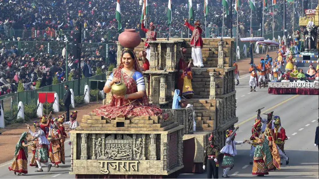  This tableau was a masterclass in architectural replication. It showcased the UNESCO World Heritage site Rani Ki Vav (the Queen’s Stepwell) from Patan. The 3D-depth effect created by the artisans made it look like a real, subterranean structure moving through Delhi.