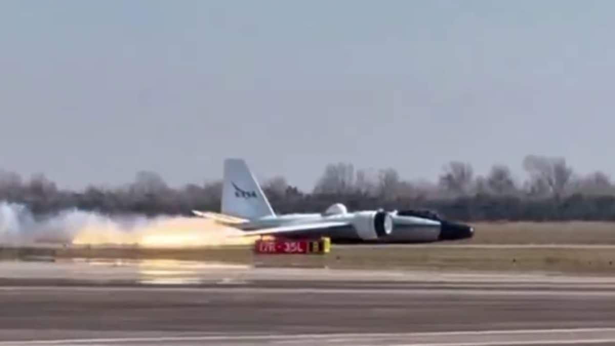 NASA High-Altitude Jet Lands Safely In Houston After Midair Landing Gear Failure | Video