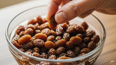 Strengthens Bones: Raisins contain calcium, boron, and other minerals essential for bone health. Eating soaked raisins daily supports bone density, reduces the risk of osteoporosis, and promotes overall skeletal strength. Their nutrients help maintain strong teeth and healthy joints as well.