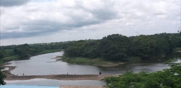 Its riverbed, banks and basin area are dominated by rocks and rugged plateau terrain, giving it the identity of a “rocky-bed river” in India. Its riverbed, banks and basin area are dominated by rocks and rugged plateau terrain, giving it the identity of a “rocky-bed river” in India.