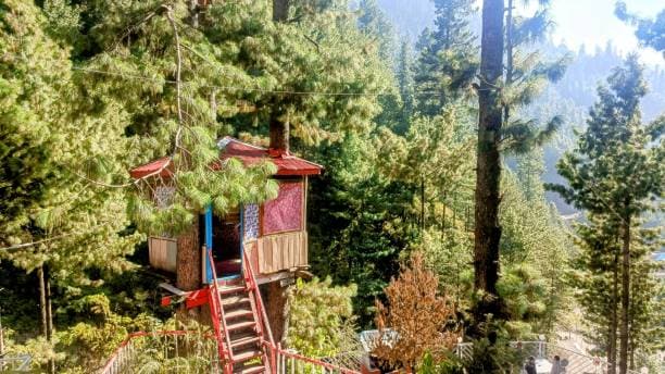 Jibhi: Jibhi, in the Seraj Valley, is known for its wooden houses, waterfalls, and forested trails. The village’s tranquil vibe and natural beauty make it perfect for a peaceful winter getaway.