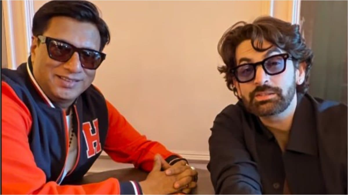 Neil Nitin Mukesh and Madhur Bhandarkar Sing at Airport
