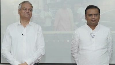 Makarand and Rahul Narvekar. (X)