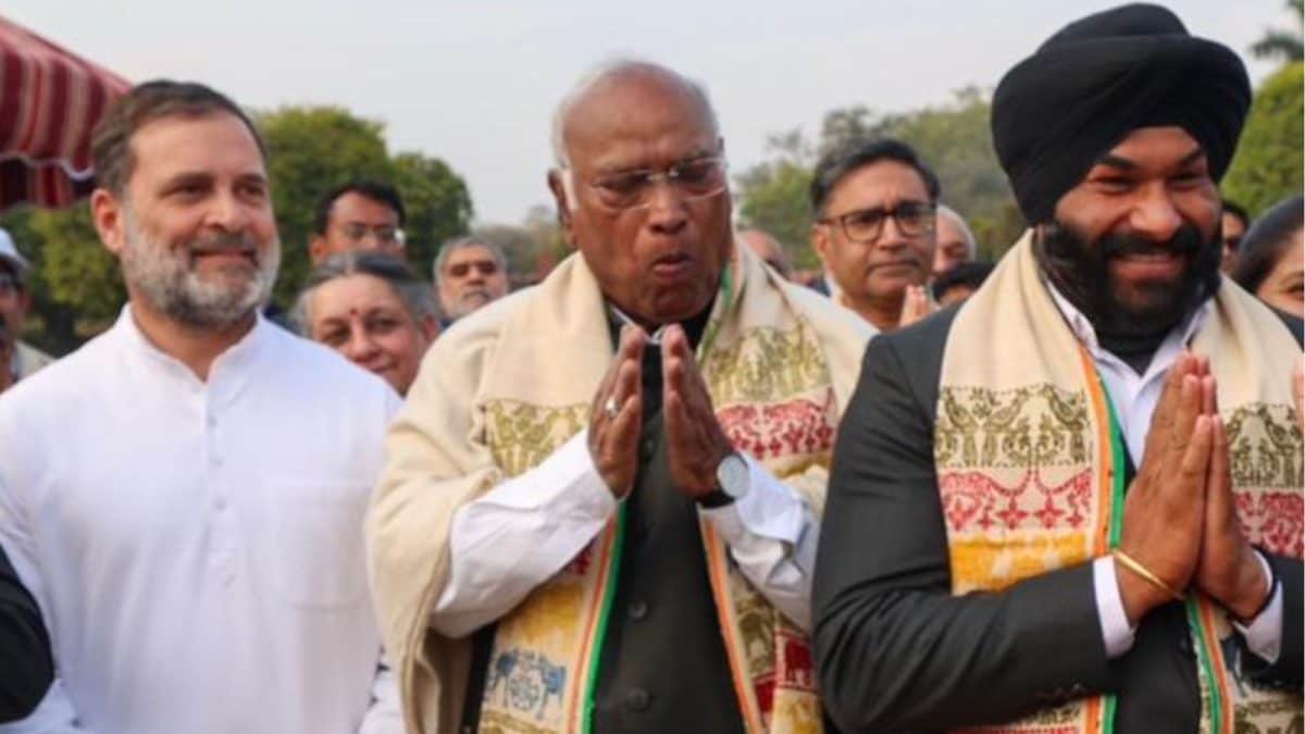 Rahul Gandhi Refuses To Wear North-Eastern Patka At Rashtrapati Bhavan Event