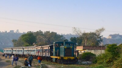 Passengers board casually. No rush. No ticket counters nearby. No checking phones for seat numbers. For first-timers, that absence feels strange. For locals, it’s just how things have always been.
