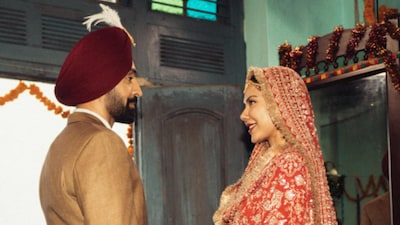 Diljit Dosanjh and Sonam Bajwa are winning hearts. (Photo Credits: Instagram)