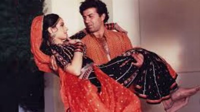 Sunny Deol and Sridevi starred together in three 1989 films, 'Joshilaay', 'Nigahen', and 'ChaalBaaz'. 