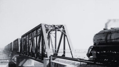 Rare black-and-white photos showcase India’s historic railway bridges like Malviya (Dufferin), Ramganga, Bhor Ghat, and the old Yamuna Bridge.