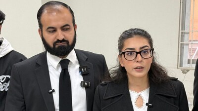 Human rights lawyer Imaan Mazari (R) with her husband and fellow lawyer Hadi Ali Chattha (L), during a court hearing in Islamabad. (AFP photo)