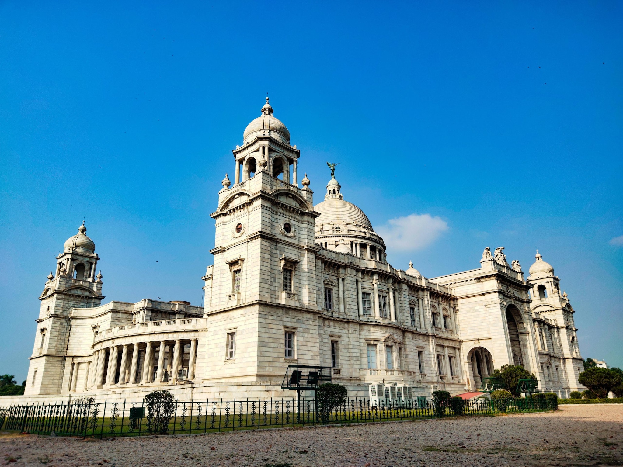 For travelers, Kolkata offers a rich experience that goes far beyond its palatial heritage. The best time to visit is between October and March, when the weather is pleasant and the city comes alive with festivals, including the world-famous Durga Puja. Visitors can explore landmarks such as the Marble Palace, Rajbaris in North Kolkata, and the Victoria Memorial, which, though not a palace in the traditional sense, epitomizes the city’s colonial elegance. Walking through the streets of Kolkata reveals a fascinating mix of old-world charm and modern vibrancy, with bustling markets, art galleries, and cafés adding to its allure.
