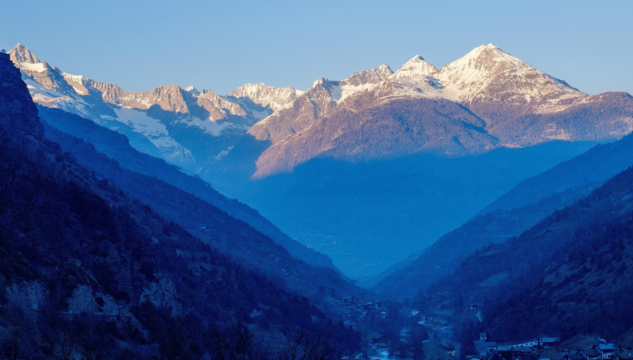Triund: Near Dharamshala, Triund is a moderate trekking destination with sweeping views of the Dhauladhar range. Overnight camping under starlit skies offers an unforgettable experience for adventure lovers.