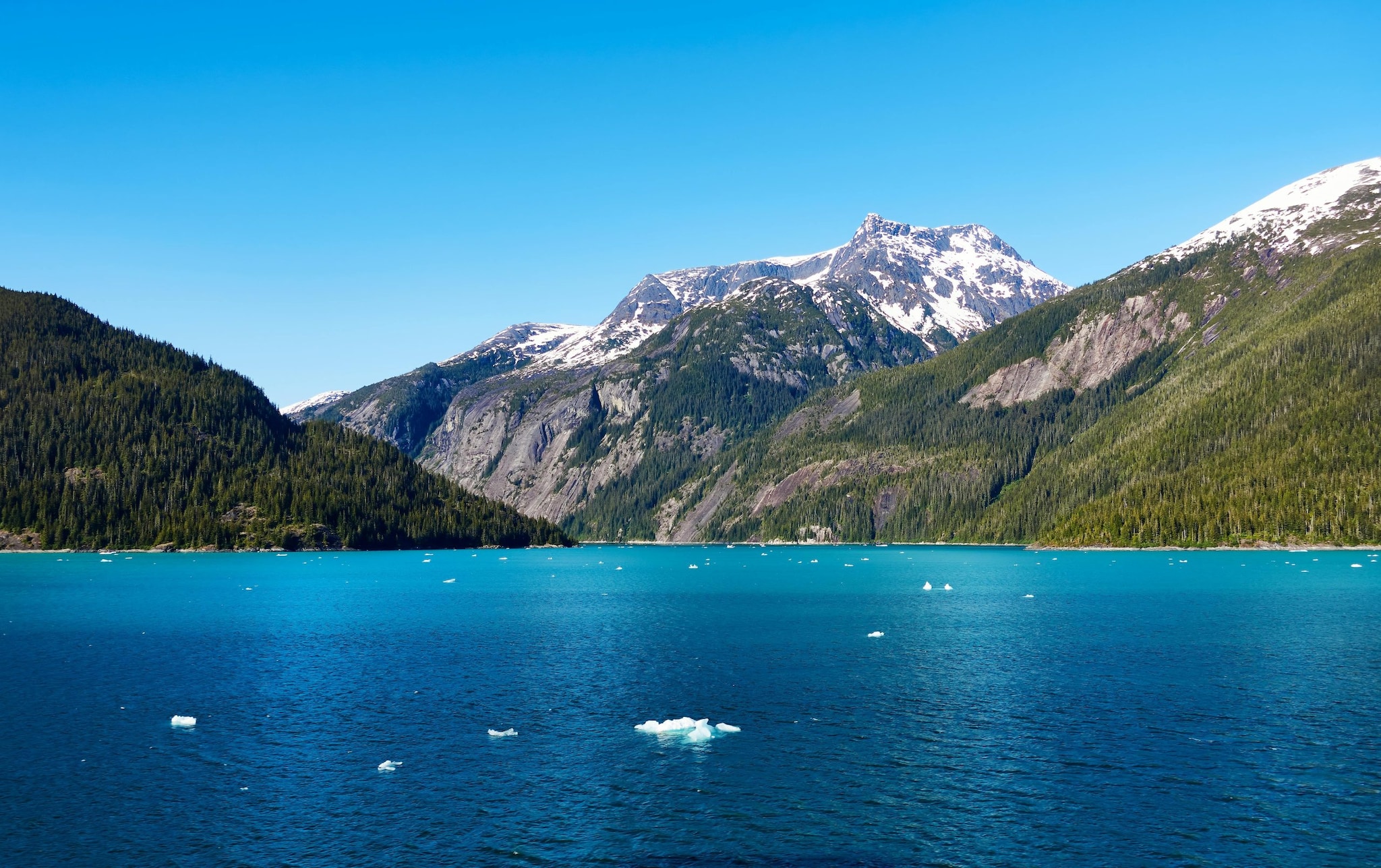 Alaska, USA: Alaska’s wild frontier is perfect for adventurers craving rugged experiences. In 2026, visitors can kayak among glaciers, hike Denali National Park, or embark on wildlife safaris spotting bears, moose, and bald eagles. The midnight sun allows for extended exploration, while winter brings dog sledding and aurora viewing. Alaska’s sheer scale and untamed beauty make it one of the most rewarding destinations.