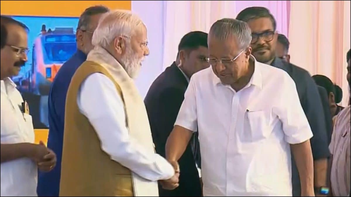 Beyond Politics: PM Modi Waits, Personally Welcomes Kerala CM Pinarayi Vijayan On Stage | Video