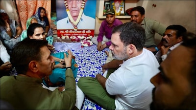 Congress leader Rahul Gandhi met the families of the victims of the water contamination in Indore. (X/@RahulGandhi)