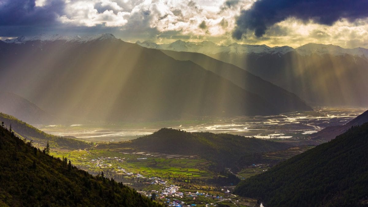 GK: Which Country Is Called The Roof Of The World?