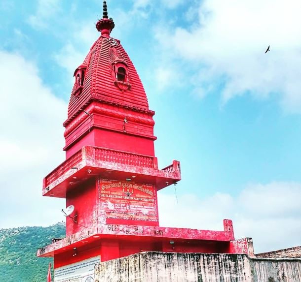 Savitri Devi Temple, Pushkar: Perched on a hilltop in Pushkar, Ajmer, the Savitri Temple stands at an elevation of around 750 feet and is reached by climbing 970 steps. This revered pilgrimage site is one of India’s notable temples and honors both of Lord Brahma’s consorts, Savitri and Gayatri. Located atop the scenic Ratnagiri Hills with panoramic views of Pushkar Lake, the temple houses three idols: Goddess Savitri at the center, flanked by Goddess Sharda on the right and Goddess Saraswati on the left.
