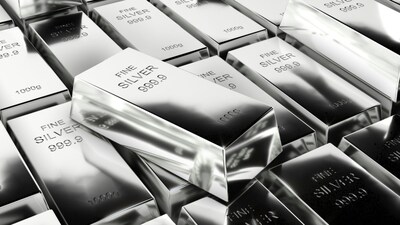 Market experts warn that while silver could move higher in the short term, investors should prepare for sharp swings and tactical decision-making as 2026 approaches.