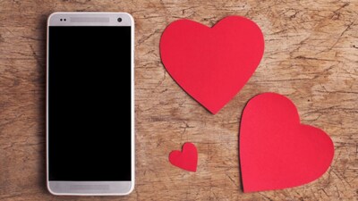 According to officials, the girl had been chatting for nearly a year and a half with a young man from Dewas district in Madhya Pradesh.