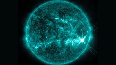 The image shows a subset of extreme ultraviolet light that highlights the extremely hot material in flares and which is colorized in teal. (Image: NASA/SDO)