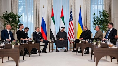 UAE President Sheikh Mohamed bin Zayed al-Nahyan (C) speaking with the heads of delegations participating in the trilateral talks between the US, Russia and Ukraine. (AFP photo)