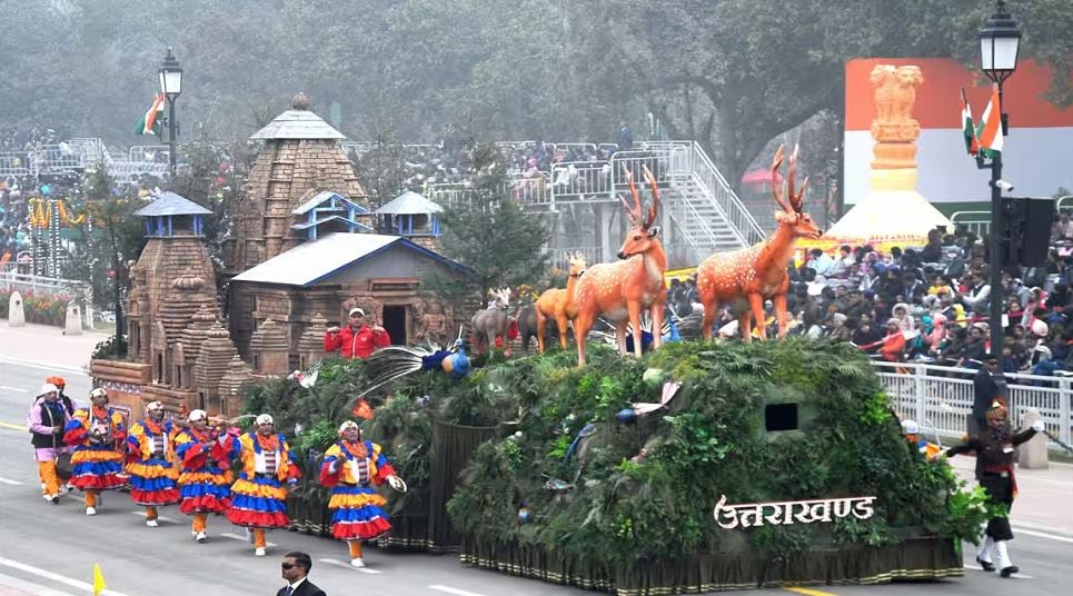  This tableau featured the Jageshwar Dham amidst the dense deodar forests. It was iconic for bringing the serene, ‘Devbhoomi’ vibe to the Kartavya Path. 