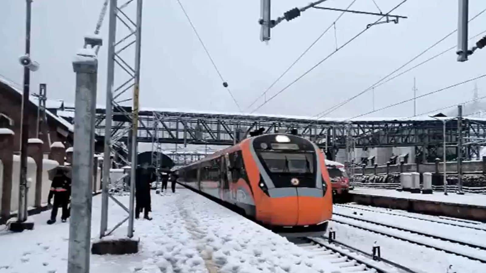 जम्मू-कश्मीर में बर्फबारी के ताजा दौर के दौरान कटरा से श्रीनगर तक चलने वाली वंदे भारत एक्सप्रेस शुक्रवार को बनिहाल के पास बर्फ से भरे रेलवे ट्रैक से आसानी से गुजर गई।