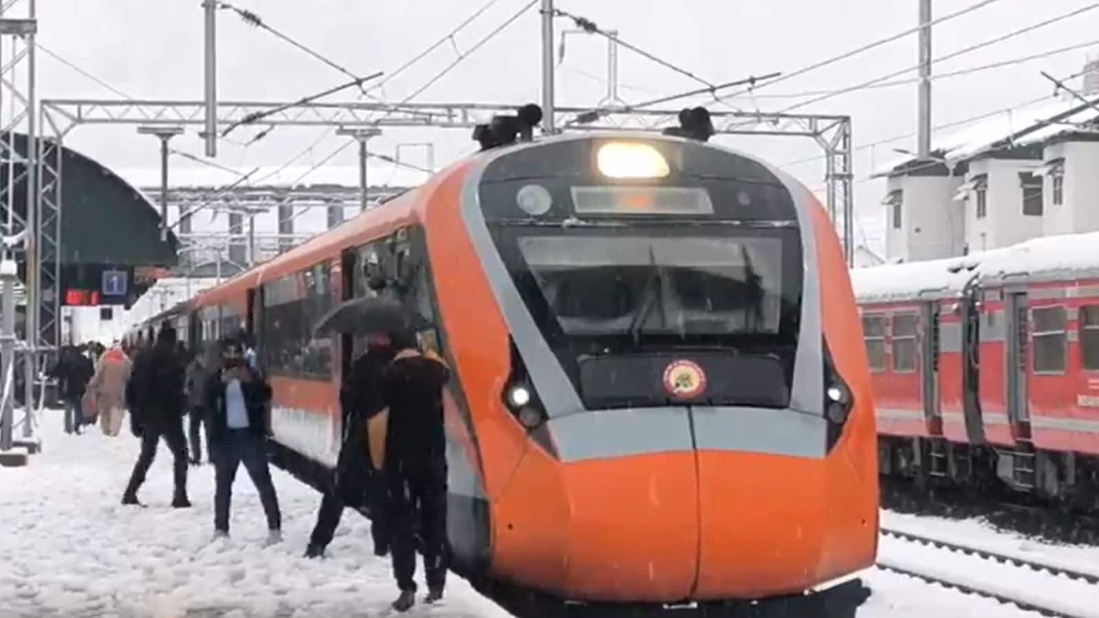 ऑनलाइन साझा किए जा रहे दृश्यों में वंदे भारत ट्रेन को सर्दियों की परिस्थितियों में बर्फ से ढके रेलवे ट्रैक पर चलते हुए दिखाया गया है। नारंगी और भूरे रंग में रंगी हुई ट्रेन को हेडलाइट्स जलाकर दूर से आते देखा जा सकता है। ज़मीन, ट्रैक और आसपास का क्षेत्र मोटी बर्फ से ढका हुआ है, जो भारी बर्फबारी का संकेत देता है।