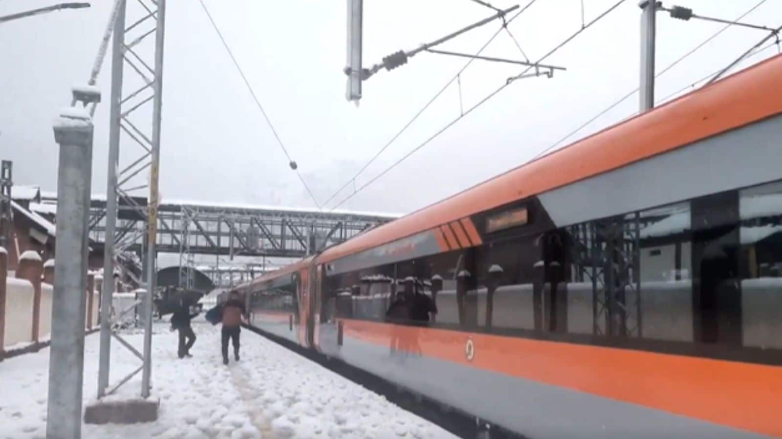 कटरा-श्रीनगर वंदे भारत एक्सप्रेस को 6 जून, 2025 को प्रधान मंत्री नरेंद्र मोदी ने हरी झंडी दिखाई थी। ट्रेन मार्ग में चिनाब और अंजी रेल पुल जैसे प्रतिष्ठित इंजीनियरिंग स्थल शामिल हैं। यह कटरा और श्रीनगर के बीच की यात्रा लगभग तीन घंटे में पूरी करती है, जिससे यात्रा का समय लगभग दो से तीन घंटे कम हो जाता है।