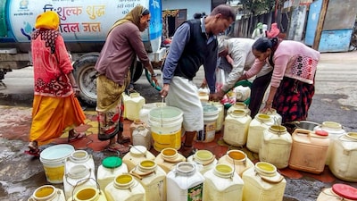 People fill water from a tanker in the aftermath of deaths due to consumption of allegedly contaminated water, in the Bhagirathpura area of Indore. (PTI photo)