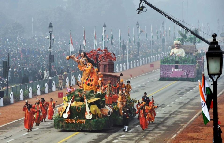  It captured the nomadic spirit of the Bauls with traditional musical instruments like the Ektara and Duggi, celebrating the UNESCO-recognized intangible heritage of the region.