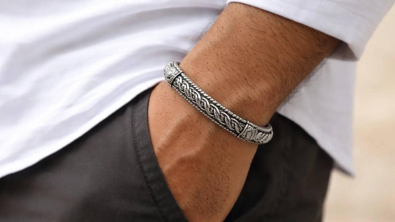 આ ત્રણ રાશિના લોકોએ ચાંદીનું કડું કે બ્રેસલેટ પહેરવું શુભ માનવામાં આવે છે : જ્યોતિષ શાસ્ત્ર પ્રમાણે કર્ક, વૃશ્ચિક અને મીન રાશિના લોકોએ ચાંદીનું કડું જરૂર પહેરવું જોઈએ. એવું માનવામાં આવે છે કે આ ત્રણ રાશિના લોકોને ચાંદીનું કડું વિશેષ લાભ આપે છે. આ ત્રણ રાશિને જળ તત્વની માનવામાં આવે છે. ચાંદીનો સંબંધ પણ જળ તત્વ સાથે જ હોય છે. બસ આ જ કારણથી આ ત્રણ રાશિના લોકોએ ચાંદીનું કડું કે બ્રેસલેટ પહેરવું શુભ માનવામાં આવે છે.