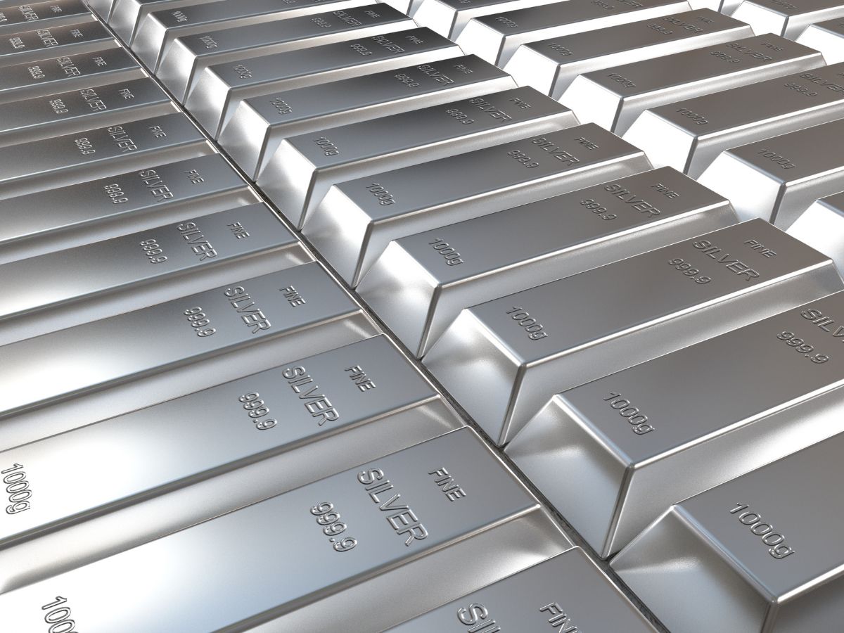 Gold vs Silver: బ్యాంకులు కేవలం బంగారంపై మాత్రమే ఎందుకు రుణాలు ఇస్తున్నాయి. వెండిపై ఎందుకు ఇవ్వడం లేదు. ఈ విషయాలు మీకు తెలియాలంటే ఇది చదవండి.