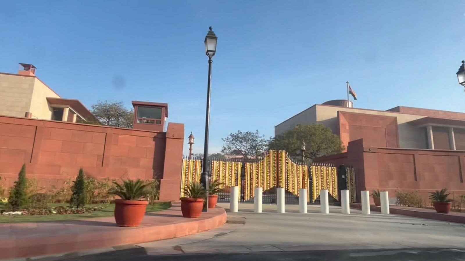 The entrance portal draws inspiration from the stone screen-work of Chalukyan temples dating from the 11th-13th centuries. The floral stone motif is derived from square-based geometric patterns traditionally found in temple panels.