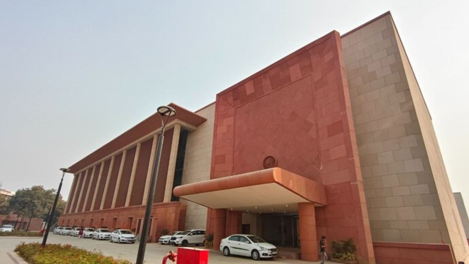 Seva Teerth's buildings are clad in white and red sandstone, referencing material traditions found in historic Indian civic and institutional architecture. This palette lends the structure a dignified, durable, and timeless quality while anchoring it within a recognisable cultural context. 
